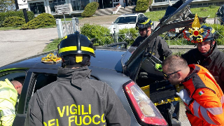 Morrovalle - Schianto tra auto e furgone, persona incastrata tra le lamiere